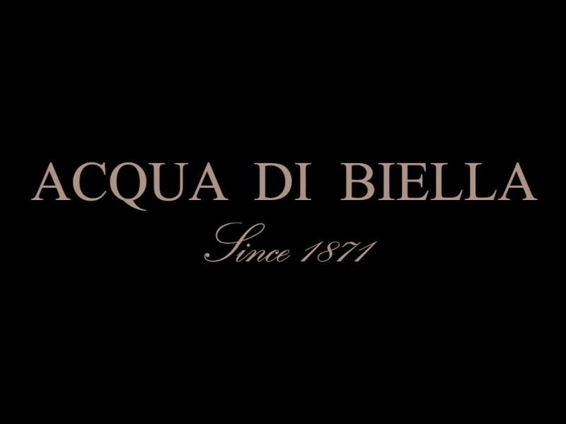 Acqua di Biella è da sempre espressione di uno stile contemporaneo e di classe, basato sulla qualità, sulla purezza e sull’estrema cura dei particolari.